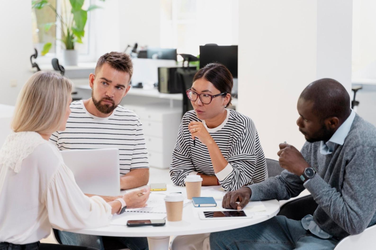 Equipo de texysmeloiqone trabajando en estrategias personalizadas para familias empresarias